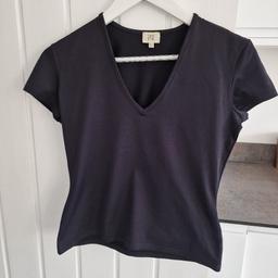Oasis Black Vneck Top
Size 14
Worn a few times, but good condition