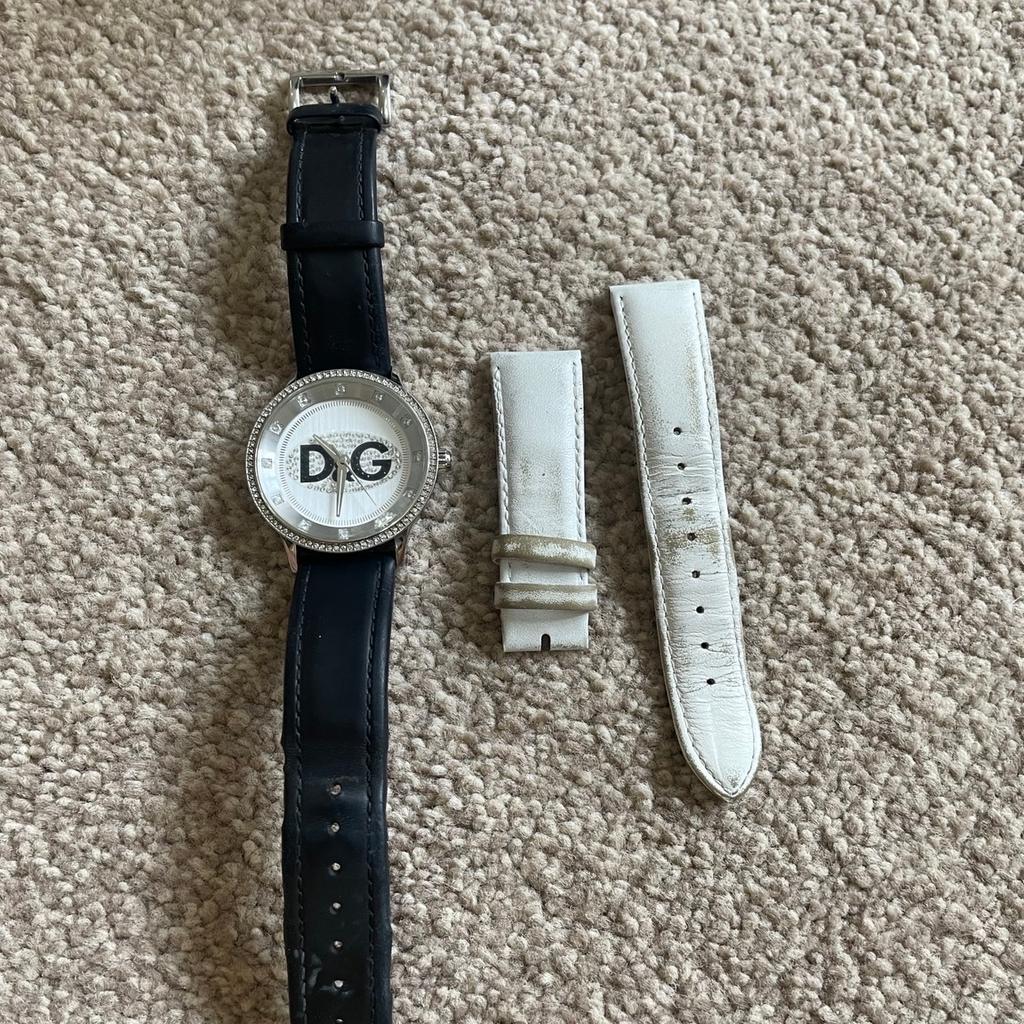Ladies D&G Watch
Comes with original D&G box and paperwork books but no receipt as it was a gift
Comes with D&G Dust Bag and cushion
As can be seen in the pictures the original D&G strap was white but it got worn so much it ended up looking dirty so got a black strap to replace it from the Watch Hospital. The original can be put back on or replaced with either another D&G or non descript you just need to take it to a jewellers or Watch Hospital. Both straps will be sent out.
Requires a new battery, the last one I got put in lasted 2 years