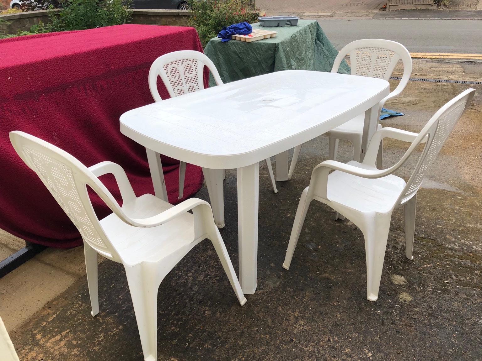 White plastic garden table and chairs in NN14 Kettering für 15,00 £ zum