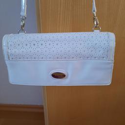 Tolle 2x getragene handtasche Marke valentino
In weiß
Breite 29x18 zum umhängen