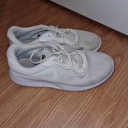 Hallo ich verkaufe diese Schuhe welche zwar getragen aber in einem guten Zustand sind. 
Größe 39.
Gebrauchsspuren siehe Bilder. 
PayPal vorhanden. 
Versand möglich. 
Bei Interesse bitte melden.
Keine Garantie oder Rücknahme möglich.