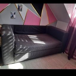 Verkaufe die Couch / das Sofa von ikea akseby
Die Couch ist ein 2-Sitzer und ist dunkelgrau bzw anthrazit und sie kann man ausklappen zur schlafcouch