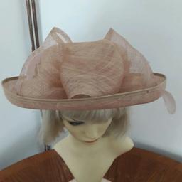 Used only once

Ladies Women wedding formal party sand / beige hat size M/56 cm with big bow made by BALFOUR. Please note that there is some makeup marks in the fabric of the hat. It used only once. In good used condition.

Please refer to photo's as part of item description.

return not accepted

Any questions are more than welcome regarding this item before buying

Many thanks for looking and please take a look at my other items currently listed.