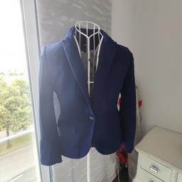 Blauer Jersey-Blazer von H&M, mit gestreiftem Innenfutter, mit Schulterpolstern, mit einem Knopf vorne und Seitentaschen
Ausgeschrieben mit 34, Länge ca. 60cm, Weite von Achsel zu Achsel ca. 44cm, Schulternaht zu Schulternaht ca. 40cm
#business #office #büro #schick #elegant #schlicht #klassisch #basic
Obermaterial : 97% Viskose und 3% Elasthan
Futter : 100% Polyester