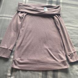 New with tags from select
Size 12
Off the shoulder purple/lilac jumper