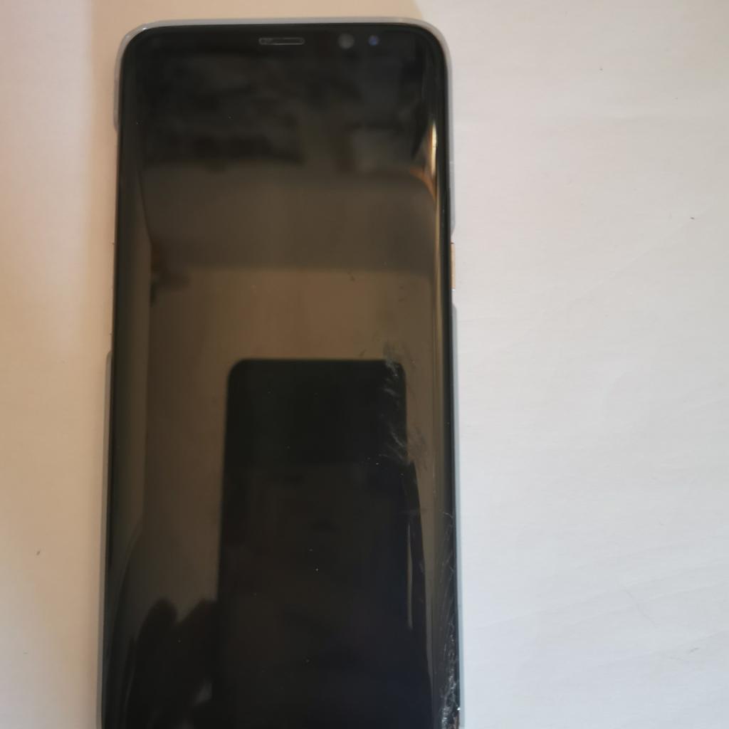 Handy hat einen Display Schaden, aber es lässt sich einschalten