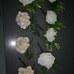 5 white button hole roses and 3 champagne roses with diamanté stone in centre. Will separate 2.oo each