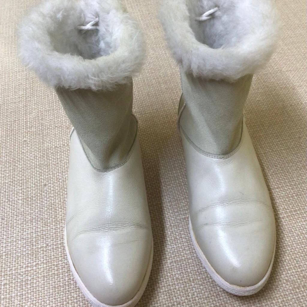 Marks and Spencer

Neutral/ pale Grey Sued and Leather Fur Lined ankle Boots.
To Fit Size: Adult UK 3
With Lace and red Flower details on back.
Boot length, from flat sole, 20cm.

In good condition from a smoke free home.

Buy with other Listed Items for a Bundle Price reduction.