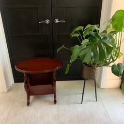 Magazine rack/ side table
Overall good condition 
Height. 53.5cm
Width 59cm
Depth39cm