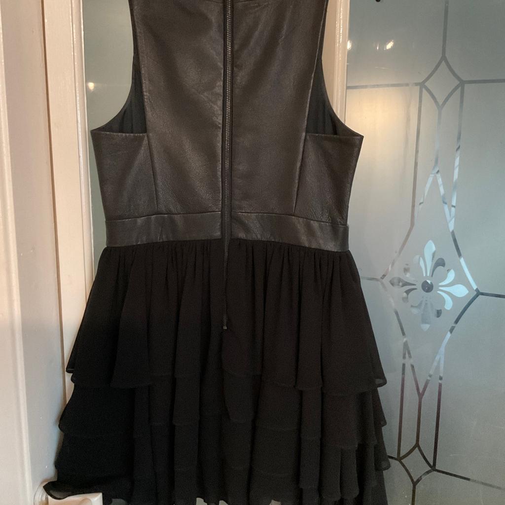 Size 12
Colour black
100% leather bodice
Bought from Warehouse
Worn once for few hours
Cost £70.00
Good clean condition
As new