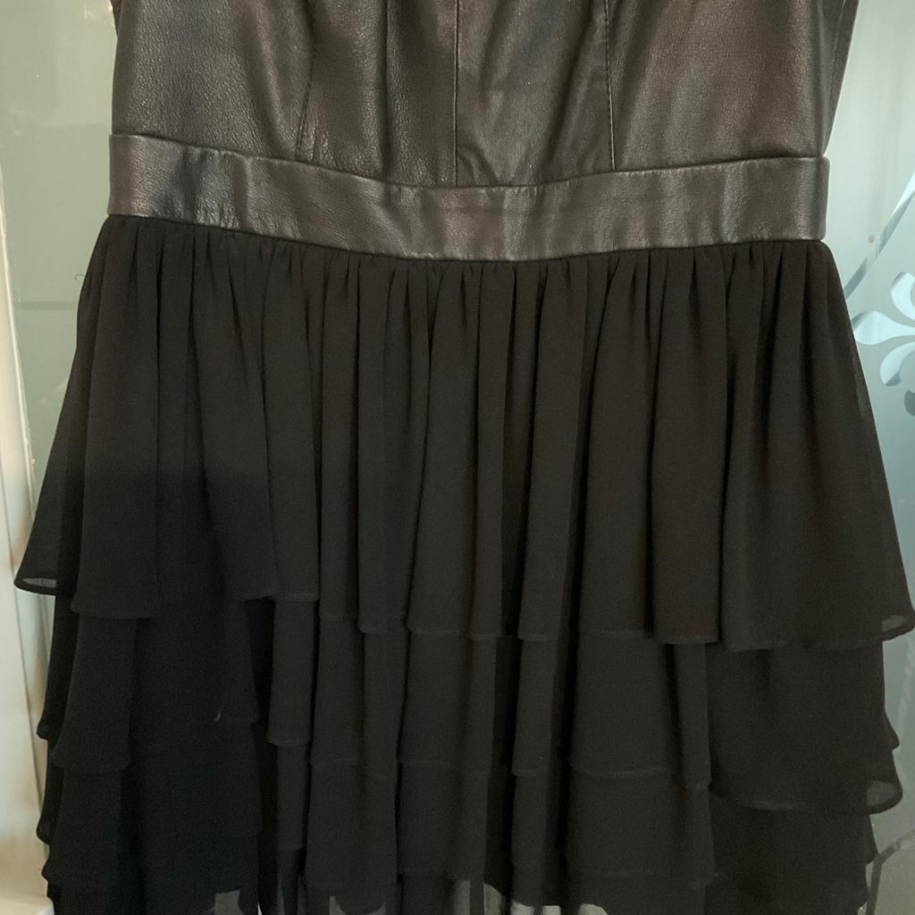 Size 12
Colour black
100% leather bodice
Bought from Warehouse
Worn once for few hours
Cost £70.00
Good clean condition
As new