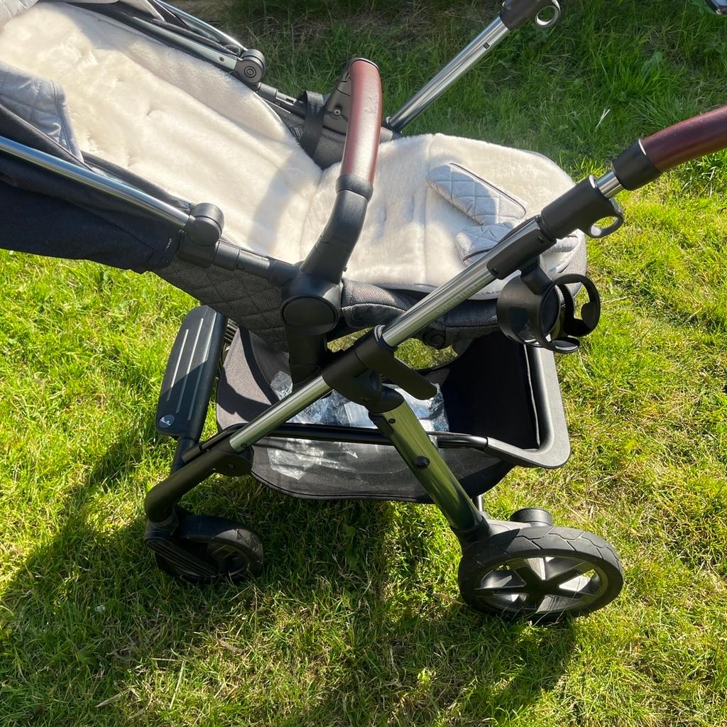 Silver cross pioneer henley pram in PR25 Ribble for £160.00 for sale