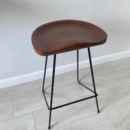 In immaculate condition, solid wood top with walnut finish and black metal legs.

Size:
height - 67cm
Wood top Width - 41cm
Wood top Depth - 34cm

Brought for £100 

Collection from SW1V
