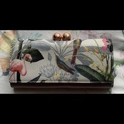 Gorgeous Ted baker‘Cher’ matinee large purse, used but still good condition 💗