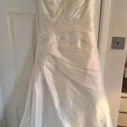 The dress from wed2b. The stunning A Line dress in organza with embroidery and beading detail, has a touch simple elegance. It has rouche detail, v neck and corset back which flatters any shape.
It has been professionally cleaned and in excellent condition. Size 12/14