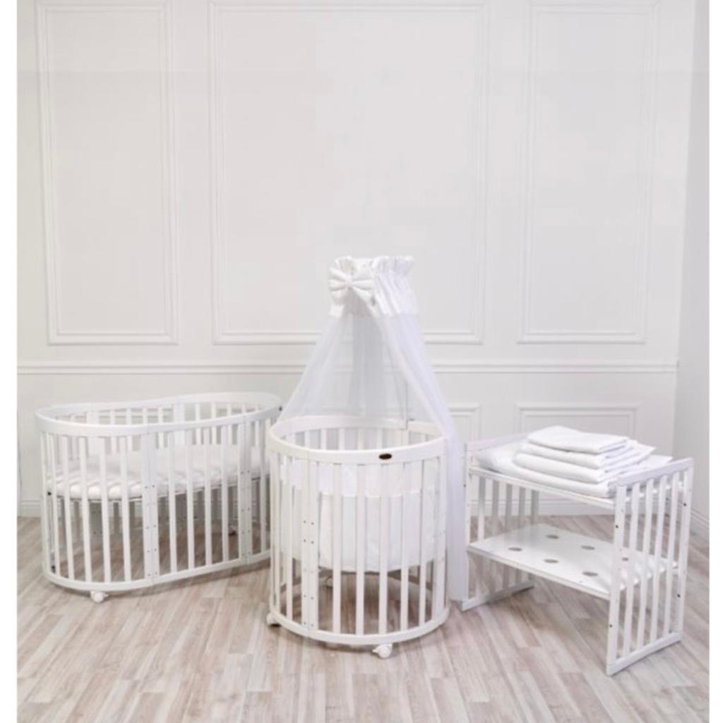 Babybett von Comfortbaby, 7in1, in der Farbe Weiß inkl. Bettset!
Das Bett wurde leider nie richtig genutzt, ist wie neu!
NP: 599€