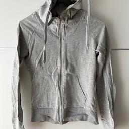 H&M Pullover Sweatshirt Jacke mit Langem Kragen grau Gr. 34
Versand gegen Aufpreis möglich. 
Keine Garantie und kein Umtauschrecht!