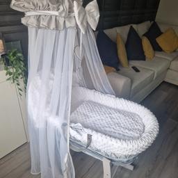 Beautiful grey moses basked with white interior

Includes mattress stand & vale & stand 

Used twice 

Collection only Gaston area :)