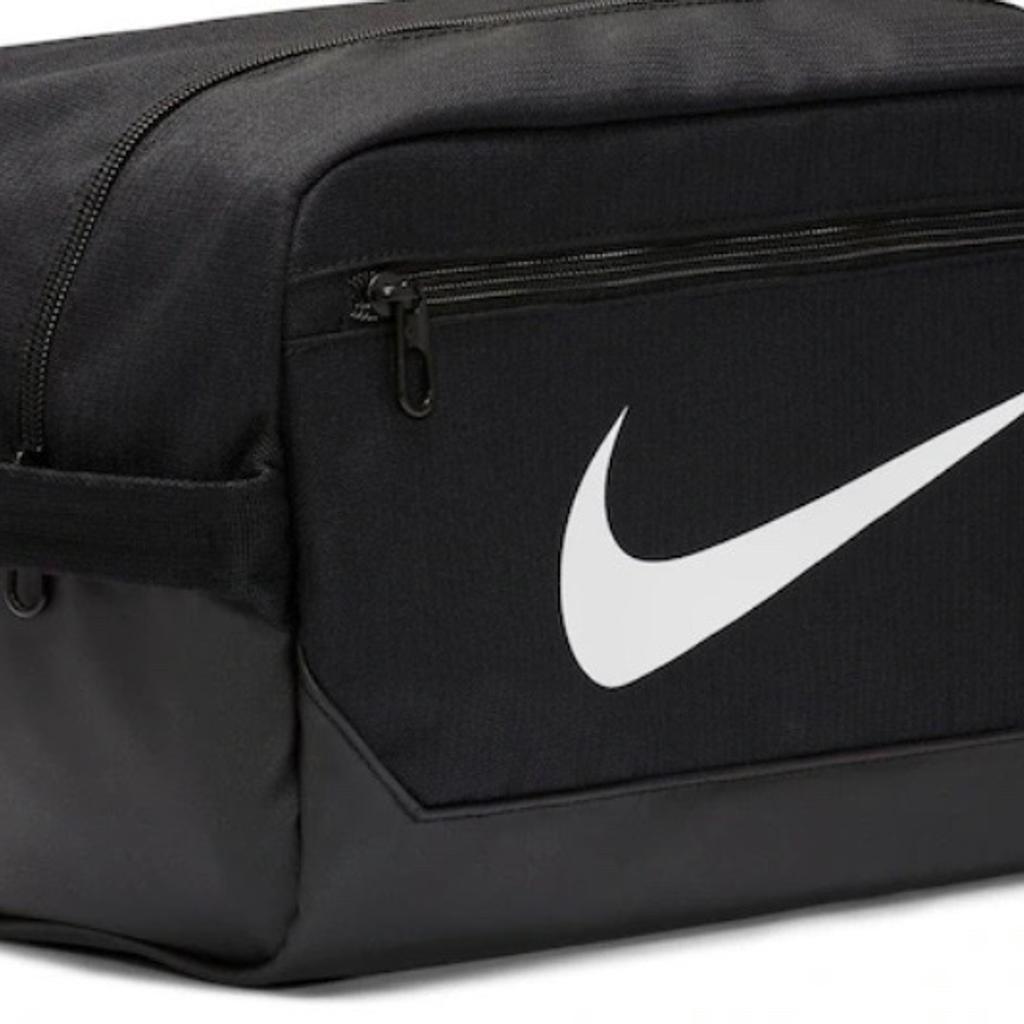 Nike brasilla shoe bag. Never used the bag. Easy to store footwear zipped on the outside for easy accessible
Come from smoke and pet free home
Collection or can post it FREE POST UNTIL 25/7