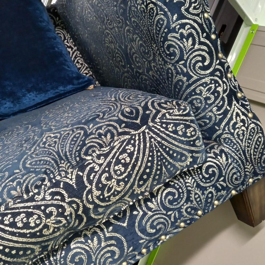 **LARGE LUXURY SOFA IN NAVY BLUE & SILVER DESIGN
**LARGE & BOLD PATTERN
**GENEROUS SIZE THREE/FOUR SEATER
**A REAL STATEMENT PIECE!
**SCATTER BACK CUSHIONS CAN BE REARRANGED TO YOUR PREFERED LOOK
**EXCELLENT QUALITY!!!
**COLLECTION ONLY/2 PERSONS