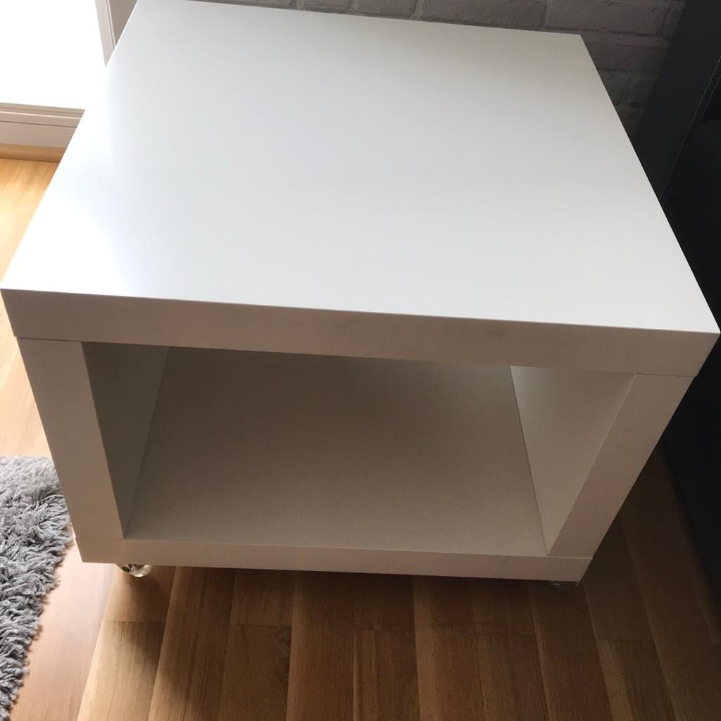 Kleiner Ikea Tisch Lack, weiß, mit Rollen in 80997 München für € 22,00