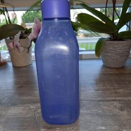Tupperware Trinkflasche in Lila. ECO Flasche eckig Inhalt 1 Liter. Hat zwar Kratzer, weil sie oft im Einsatz war. Wurde als Wasserflasche für das Hundewasser bei Spaziergängen genutzt. Ansonsten keine Mängel.