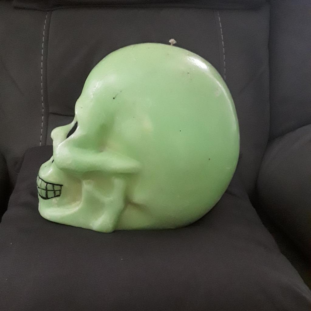 Selling a UNUSED Neon Green Candle Weighs 374gms(8.2lbs) from Smoke and Pet free home.