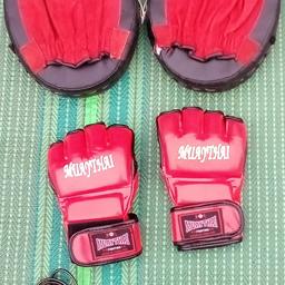 Ideal starter kit or simple used to get toned etc.

Gloves and Pads Muay Thai Bundle.

Gloves are Made in Thailand.

Pads are by BBE Britannia Boxing Equipment

Start your training off right with the Gloves and Pads Muay Thai Bundle. 

Warming up skipping rope included in pack.