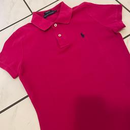 Verkaufe das abgebildete Polo Shirt in einem schönen knalligem Pink-/Beerenton.

Slim Fit
Größe S/P
Fällt klein aus

Material-Etikett wurde entfernt, wenig getragen, sehr guter Zustand mit kleinem Makel am seitlichen Schlitz - siehe Fotos.

Preis plus Wunschversand