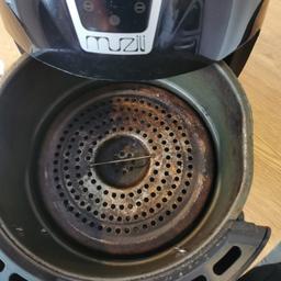 Used air fryer.. Signs of usage shown in pics. And reflected in price. Fully working