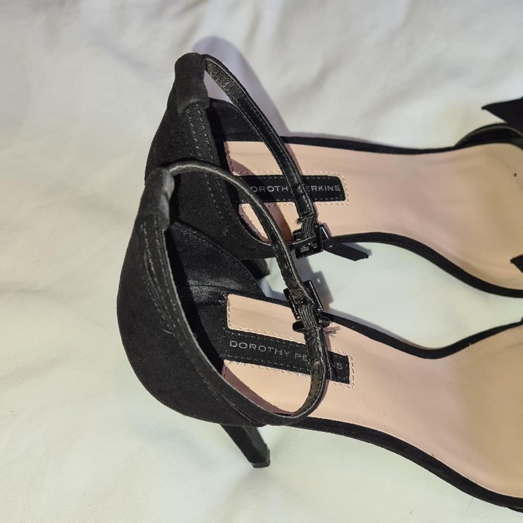 Dorothy Perkins Uk 6 Black Suede High Heeled Sandals With Bows Superb Condition. Really great looking sandals. See photos for condition size flaws materials etc. I can offer try before you buy option if you are local but if viewing on an auction site viewing STRICTLY prior to end of auction.  If you bid and win it's yours. Cash on collection or post at extra cost which is £4.55 Royal Mail 2nd class. I can offer free local delivery within five miles of my postcode which is LS104NF. Listed on five other sites so it may end abruptly. Don't be disappointed. Any questions please ask and I will answer asap.
Please check out my other items. I have hundreds of items for sale including bikes, men's, womens, and children's clothes. Trainers of all brands. Boots of all brands. Sandals of all brands.
There are over 50 bikes available and I sell on multiple sites so search bikes in Middleton west Yorkshire.