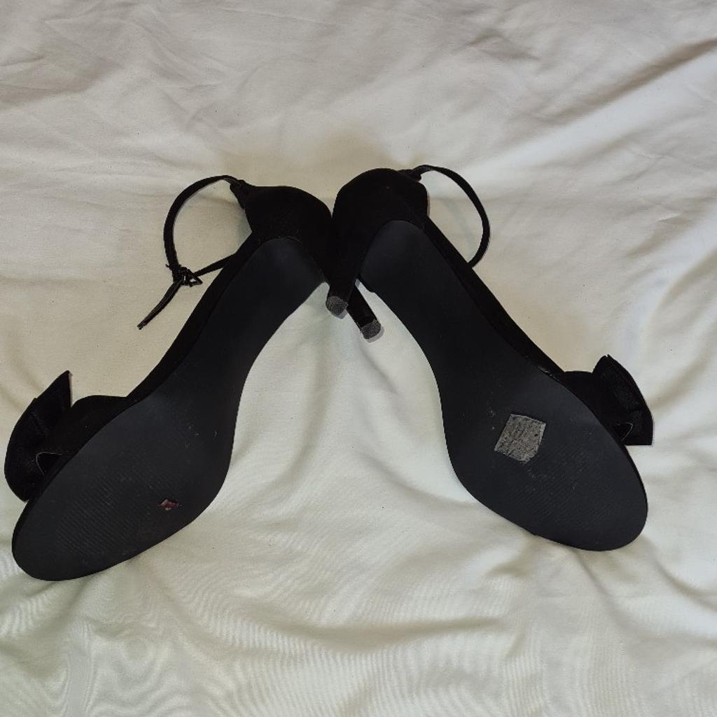 Dorothy Perkins Uk 6 Black Suede High Heeled Sandals With Bows Superb Condition. Really great looking sandals. See photos for condition size flaws materials etc. I can offer try before you buy option if you are local but if viewing on an auction site viewing STRICTLY prior to end of auction.  If you bid and win it's yours. Cash on collection or post at extra cost which is £4.55 Royal Mail 2nd class. I can offer free local delivery within five miles of my postcode which is LS104NF. Listed on five other sites so it may end abruptly. Don't be disappointed. Any questions please ask and I will answer asap.
Please check out my other items. I have hundreds of items for sale including bikes, men's, womens, and children's clothes. Trainers of all brands. Boots of all brands. Sandals of all brands.
There are over 50 bikes available and I sell on multiple sites so search bikes in Middleton west Yorkshire.