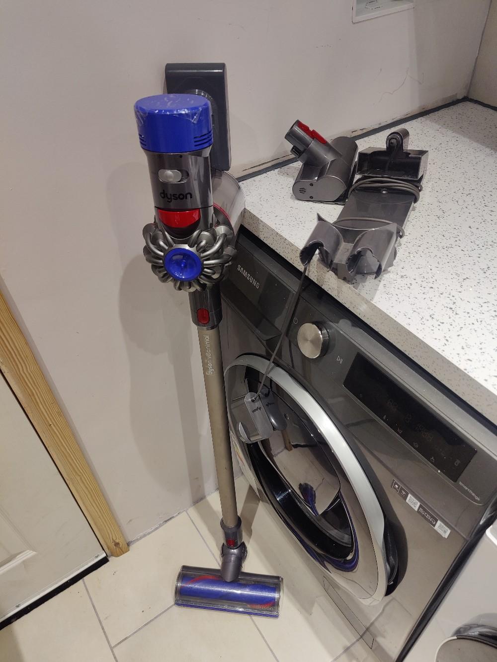 Dyson V8 cordless hoover good condition in TF2 Donnington for £115.00