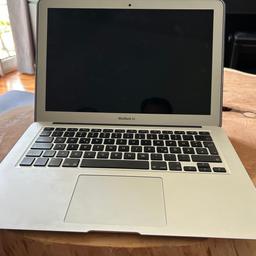 Verkaufe das MacBook Air meiner Freundin, wegen Umstieg auf ein neues MacBook.
Das MacBook Air (13“) hat eine 128GB SSD und wurde immer mit Schutzhülle verwendet. Inkludiert ist ein Ladekabel sowie eine graues Sleeve.