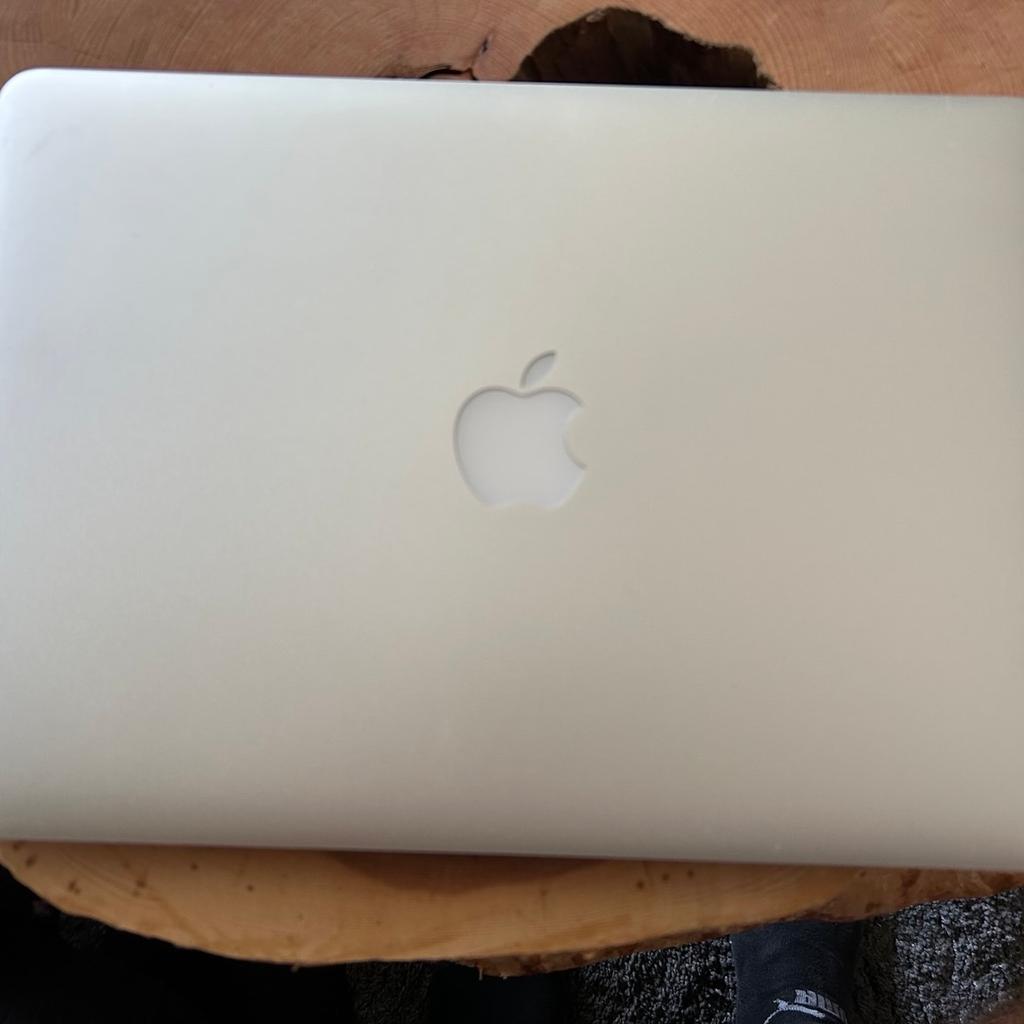 Verkaufe das MacBook Air meiner Freundin, wegen Umstieg auf ein neues MacBook.
Das MacBook Air (13“) hat eine 128GB SSD und wurde immer mit Schutzhülle verwendet. Inkludiert ist ein Ladekabel sowie eine graues Sleeve.