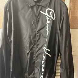 Versace Blouson Windbdeaker
- Size 54
- Condition DS, with brand tag and certilogo
- Gianni Versace firm’s print on front
- Drawstring on the bottom with lace
- Retail price was 895€
- Lenght 78cm
- Waist 60cm
- Sleeves 57cm