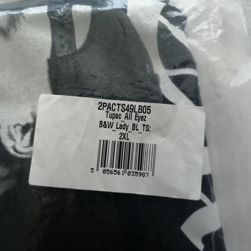 Verkaufe nagelneues Tupac T-shirt in der Damen Größe XL, fällt aber kleiner aus und es ist etwas tailliert.
Es war eine Fehlbestellung!

Bitte nur Selbstabholung ❗
Sehen Sie sich bitte auch meine anderen Sachen an!