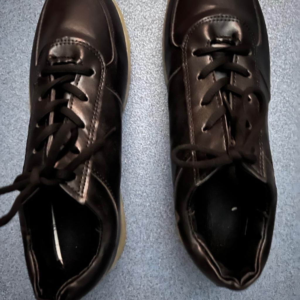 Black leather shoes with lights. However, the lights stopped working but they can be used as regular trainers or school shoes. UNISEX SHOES. #FLAMINGO