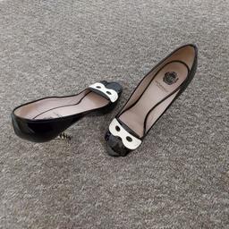 Shoes “Viktor&Rolf “Vero Cuoio

 Black Cream Colour

Good Condition

Actual size: cm

Soles length: 22.5 cm

Insole Length: 23 cm

Height with heel: 16 cm

Heel Height: 10 cm

Size: Eur 37

Made in Italy
