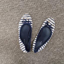 Shoes “DS“

 Shoes by din Sko

 Navy Cream Colour

Good Condition

Actual size: cm

Soles length: 25 cm

Insole Length: 23 cm

Height with heel: 6 cm

Size: Eur 38