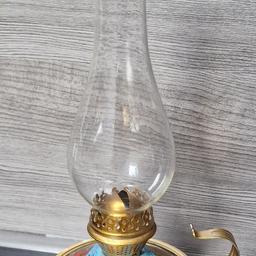 Sehr seltene, schöne, alte Petroleum Lampe mit Flachbrenner und Wiener Zylinder. Blech lithographiert. Docht ist neu.  Gesamthöhe 37cm. Ein echter Hingucker!
