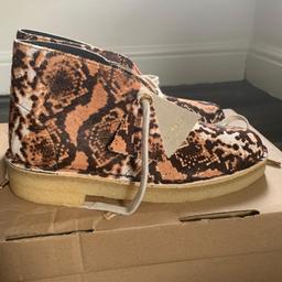 Never worn hence excellent condition, in original packaging, 100% authentic.

UK 3 (EU 36)

Colour: Tan Snake Print