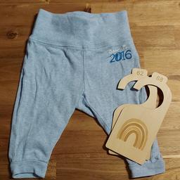 paketpreis
blaue Hose-Born in2016
graue Hose mit fuß/Socken (Mängel, Loch-siehe foto-)
pullover Grün ,flauschig

Versand mit Aufpreis möglich