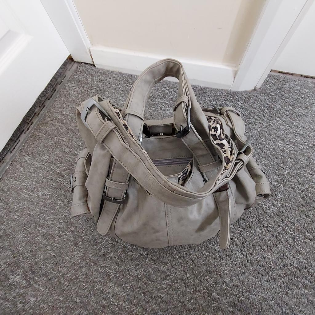 Handbag ”River Island”

 Pale Grey Colour

Good Condition

Lining slightly soiled on the bottom.

 Please,a look photo

Actual size: cm

Height handbag: 41 cm with handle

Height handbag: 23 cm without handle

Height handles: 17 cm handles adjustable

Length handbag: 30 cm – 33 cm

Width bottom: 16 cm

Depth: 27 cm – 29 cm

Outer: 100 % Polyurethane

Lining: 100 % Polyester

Made in China