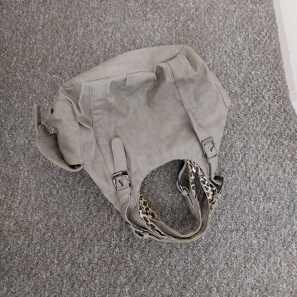 Handbag ”River Island”

 Pale Grey Colour

Good Condition

Lining slightly soiled on the bottom.

 Please,a look photo

Actual size: cm

Height handbag: 41 cm with handle

Height handbag: 23 cm without handle

Height handles: 17 cm handles adjustable

Length handbag: 30 cm – 33 cm

Width bottom: 16 cm

Depth: 27 cm – 29 cm

Outer: 100 % Polyurethane

Lining: 100 % Polyester

Made in China