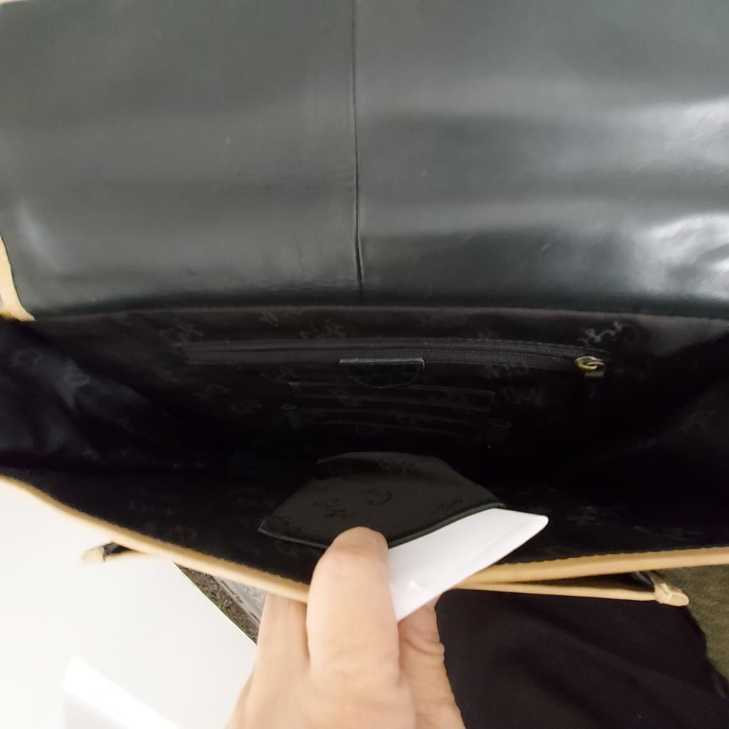 Bag Briefcase ”Giji”

 For Documents

Black Pale Brown Mix Colour

 Good Condition

Actual size: cm

Height handbag: 27 cm with handle

Height handbag: 21 cm without handle

Height handles: 5 cm

Length handbag: 29 cm – 30 cm

Width bottom: 7 cm

Depth: 20 cm