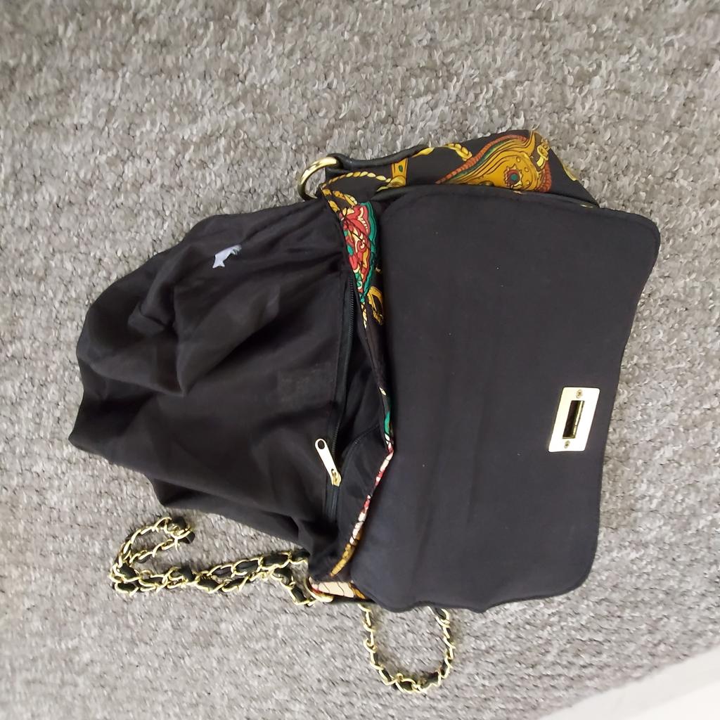 Bag Black Multi Colour

 Good Condition

Actual size: cm

Height handbag: 75 cm with handle

Height handbag: 18 cm without handle

Height handles: 58 cm

Length handbag: 21 cm

Width bottom: 8 cm

Depth: 14 cm

Tag cut off