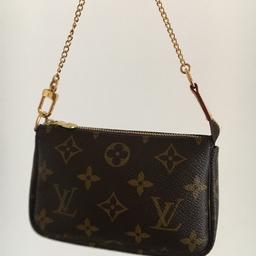 Pochette Louis Vuitton originale, con codice, modello Mini Accessoires, con catenella dorata.
Portabile a mano, a spalla oppure attaccata alla borsa come charms.
Anno 2018, usata 2 volte.
Condizioni perfette.
Con sua dustbag e scatola.
Misura 15.5cm x 10.5cm.