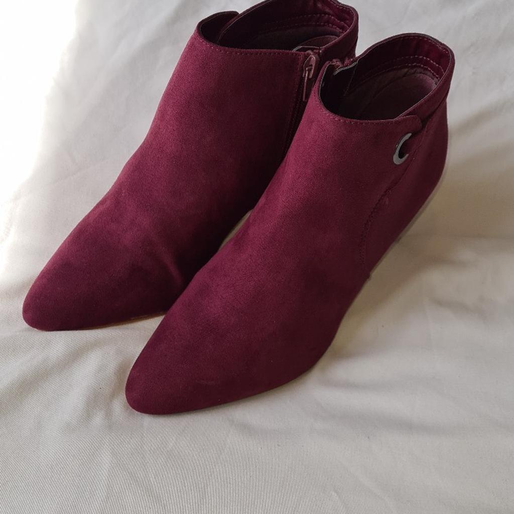 Ladies Wine / burgundy Uk5 Genuine Suede Boots. Mid Heel Zip Fastening Wide Fit. Superb condition. See photos for condition size flaws materials etc. I can offer try before you buy option if you are local but if viewing on an auction site viewing STRICTLY prior to end of auction.  If you bid and win it's yours. Cash on collection or post at extra cost which is £4.55 Royal Mail 2nd class. I can offer free local delivery within five miles of my postcode which is LS104NF. Listed on five other sites so it may end abruptly. Don't be disappointed. Any questions please ask and I will answer asap.
Please check out my other items. I have hundreds of items for sale including bikes, men's, womens, and children's clothes. Trainers of all brands. Boots of all brands. Sandals of all brands.
There are over 50 bikes available and I sell on multiple sites so search bikes in Middleton west Yorkshire.