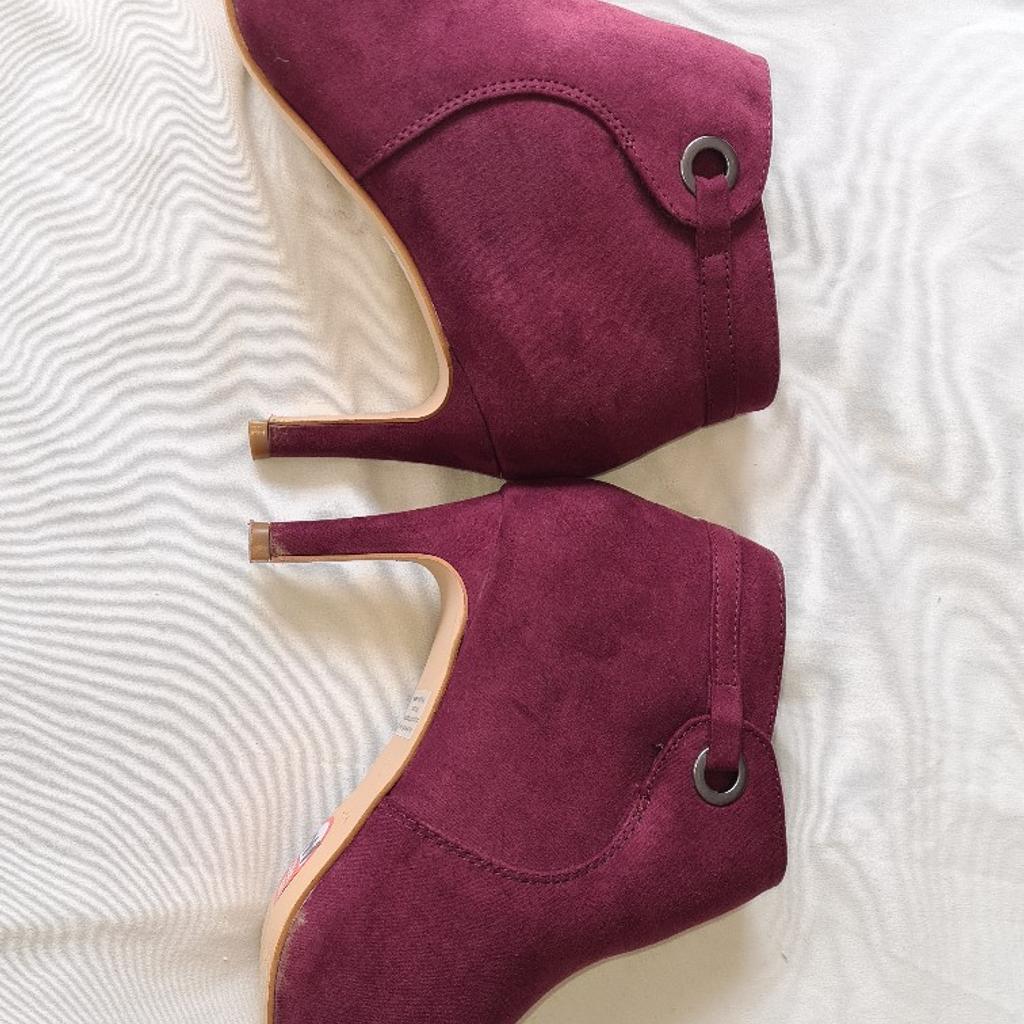 Ladies Wine / burgundy Uk5 Genuine Suede Boots. Mid Heel Zip Fastening Wide Fit. Superb condition. See photos for condition size flaws materials etc. I can offer try before you buy option if you are local but if viewing on an auction site viewing STRICTLY prior to end of auction.  If you bid and win it's yours. Cash on collection or post at extra cost which is £4.55 Royal Mail 2nd class. I can offer free local delivery within five miles of my postcode which is LS104NF. Listed on five other sites so it may end abruptly. Don't be disappointed. Any questions please ask and I will answer asap.
Please check out my other items. I have hundreds of items for sale including bikes, men's, womens, and children's clothes. Trainers of all brands. Boots of all brands. Sandals of all brands.
There are over 50 bikes available and I sell on multiple sites so search bikes in Middleton west Yorkshire.